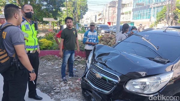 Foto: Kondisi mobil chevrolet yang bertabrakan dengan ambilans di Medan (Goklas Wisely/detikSumut) 