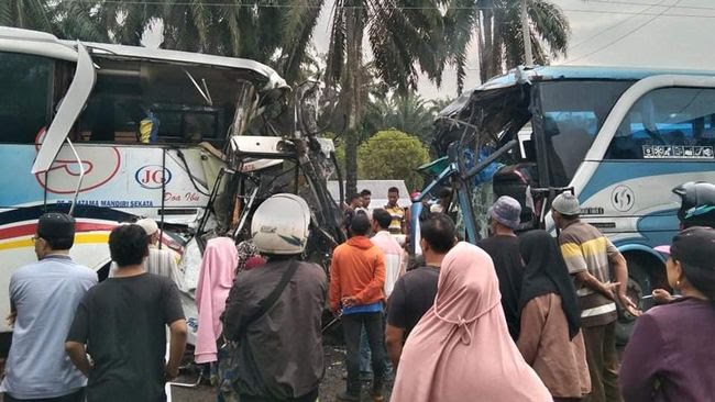 Kecelakaan dua bus di Jalinsum, Labusel, Sumut. (Foto: dok. Istimewa)