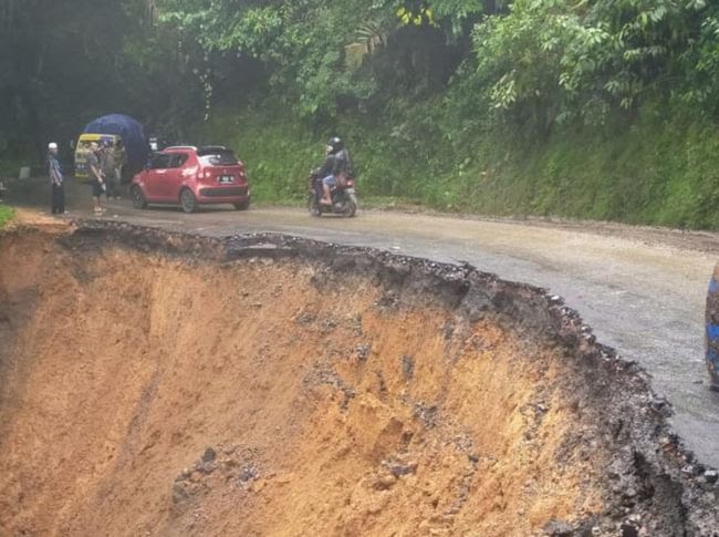 Jalan menuju Cianjur selatan amblas mengakibatkan akses kendaraan terputus. (dok UPTD Bina marga Provinsi Jawa Barat)