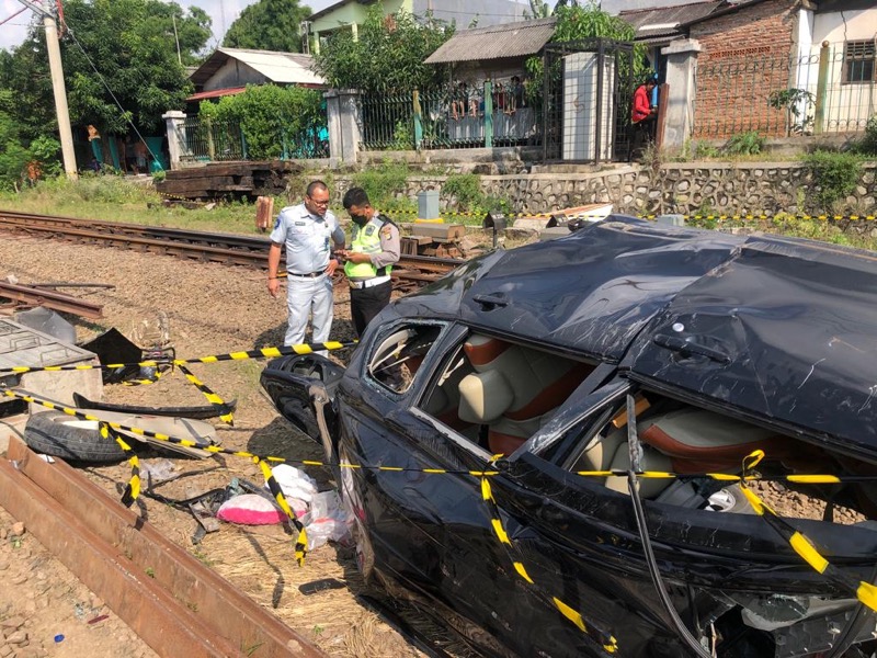 Jasa Raharja Bekasi gerak cepat ke lokasi kecelakaan mobil dengan KA di perlintasan Tambun, Selasa (21/6/2022). Foto: istimewa.