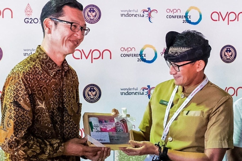 Menparekraf Sandiaga Uno bersama pihak KAO Indonesia