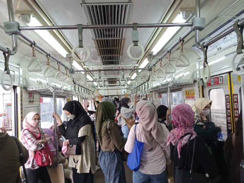 Penumpang KRL tujuan Angke dari Mangtarai