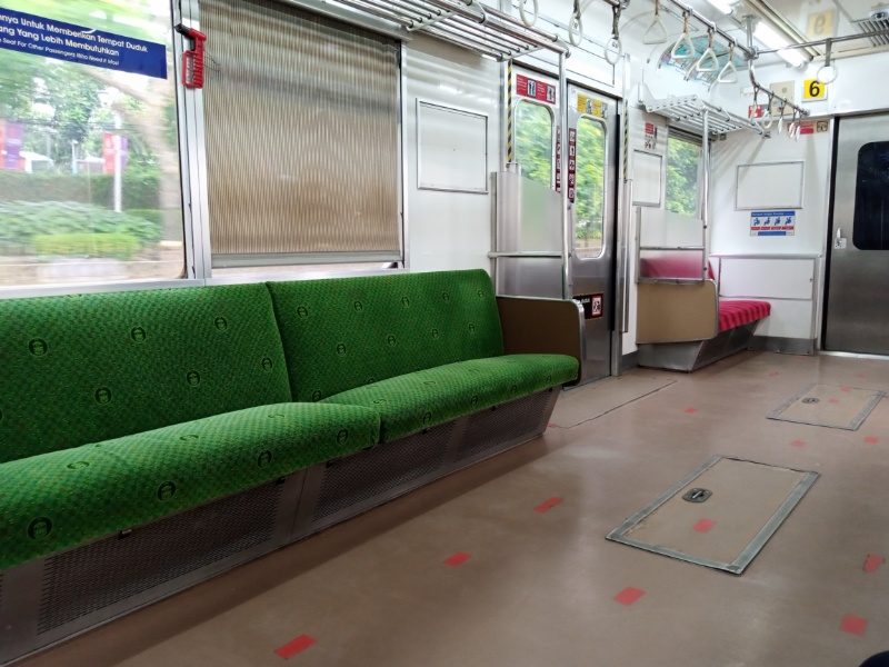 Suasana KRL tujuan Parung Panjang