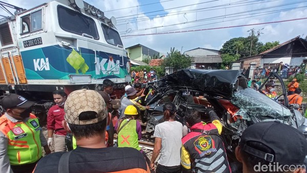 Kecelakaan mobil tertabrak kereta api terjadi di daerah Tambun, Bekasi, Jawa Barat. Sopir mobil tersebut tewas akibat insiden tersebut. (Fakhri F/detikcom) 