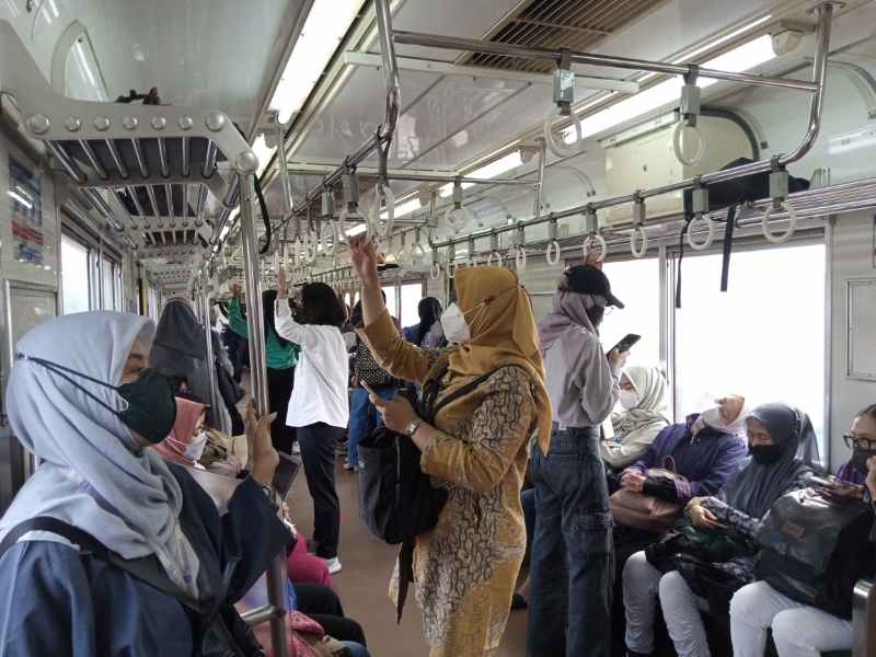 Suasana dalam KRL Commuterline tujuan Jakarta Kota