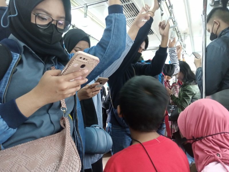 Suasana di KRL 