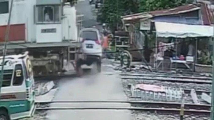 Rekaman CCTV yang menunjukkan mobil Pajero diseruduk kereta api.