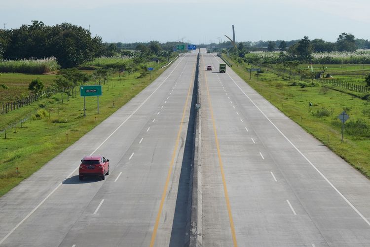 Kendaraan melaju di jalan tol Trans Jawa. Kenali lokasi rest area di ruas tol yang dilewati untuk menghindari berkendara dalam keadaan lelah.(ANTARA FOTO/SISWOWIDODO)