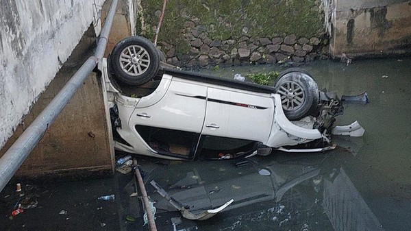 Mobil Fortuner nyemplung ke kali di Jl Abdullah Syafe`i, Tebet, Jaksel. (Foto: dok. Polisi)