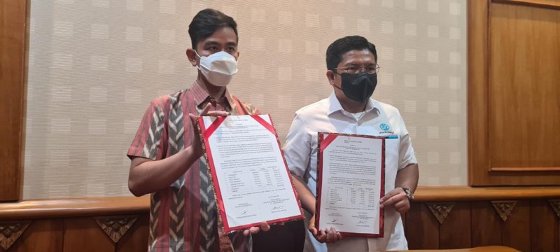 Wali Kota Surakarta Gibran Rakabuming Raka (kiri) dan Direktur Hubungan Kelembagaan Jasa Raharja Munadi Herlambang (kanan). Foto: istimewa.