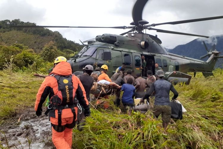 Proses evakuasi seluruh penumpang pesawat Susi Air rute Timika-Duma, Kamis (23/6/2022).(Dokumentasi Basarnas)