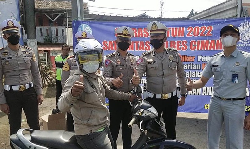 Jasa Raharja Cabang Utama Jawa Barat selaku penyelenggara Program Dana Kecelakaan Lalu Lintas Jalan dan Program Dana Pertanggungan Wajib Kecelakaan Penumpang secara aktif melakukan sosialisasi serta mendukung pada pelaksanaan Operasi Patuh Lodaya tahun 2022. Foto: istimewa.