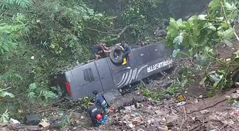 Kecelakaan yang melibatkan satu unit bus pariwisata terjadi di Jalan Raya Rajapolah, Desa Manggungsari, Kecamatan Rajapolah, Kabupaten Tasikmalaya, Sabtu (25/6/2022) dini hari. Foto: istimewa.