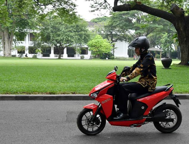 Presiden Jokowi menjajal motor listrik Gesits di Istana Negara, Rabu (7/11/2018). Foto: Istimewa