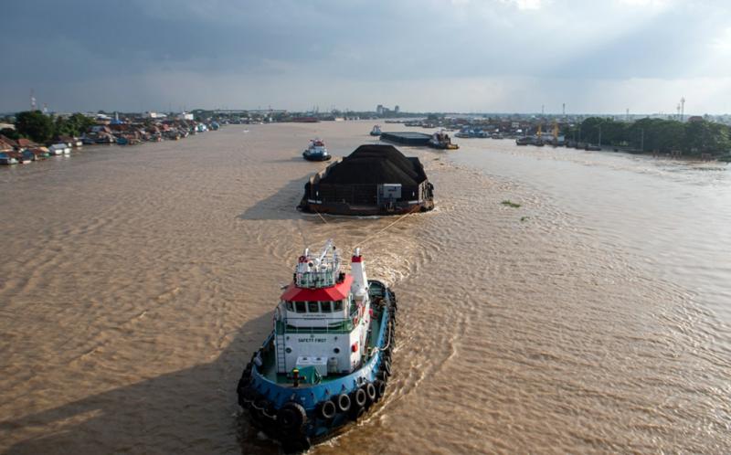 Potret Kapal Tongkang Batu Bara Melintas di Sungai Musi. (Ist)