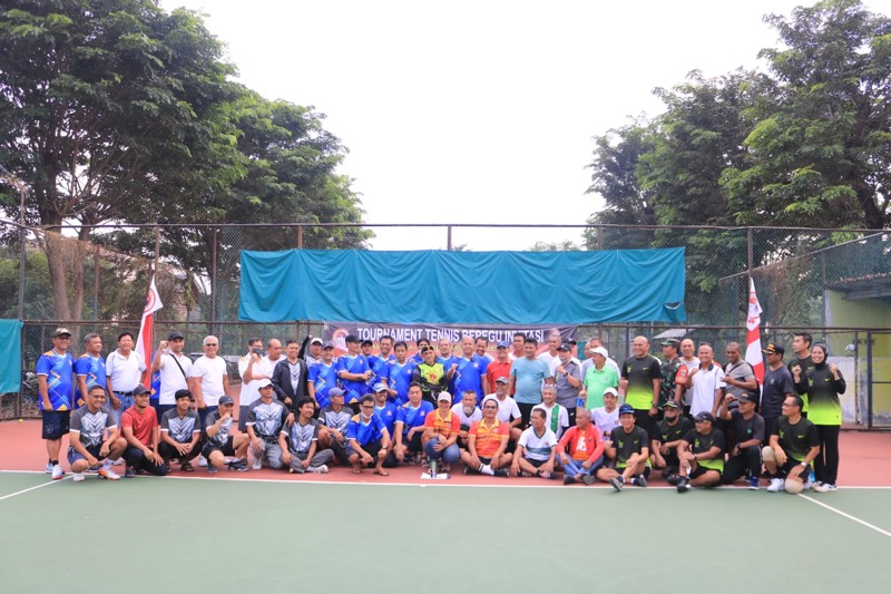 Turnamen tenis beregu invitasi yang digelar di lapangan tenis perumahan Prima Harapan Regency, Bekasi Utara, Sabtu (25/6/2022). Foto: istimewa.