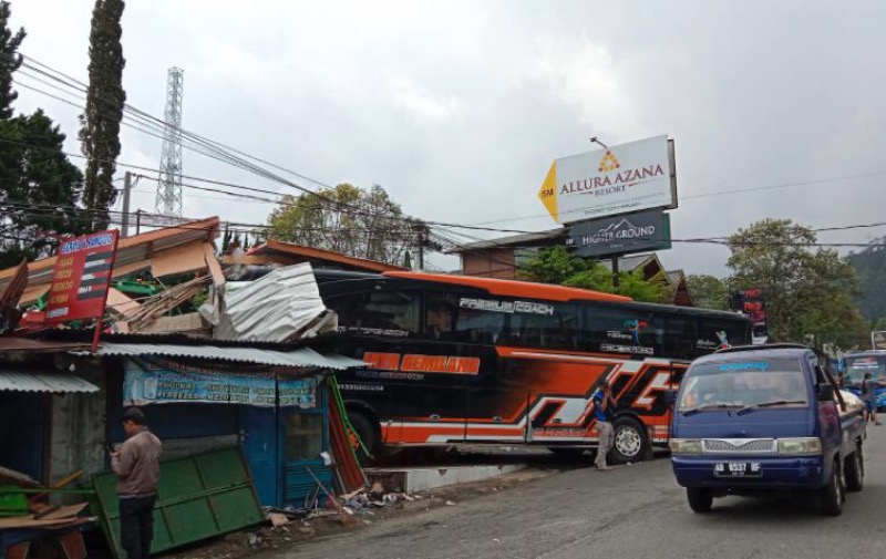 Kecelakaan lalulintas melibatkan bus pariwisata Jaya Gemilang yang menabrak warung terjadi di Desa Kalisoro, Kecamatan Tawangmangu, Karanganyar, Sabtu (25/6/2022). Foto: istimewa.