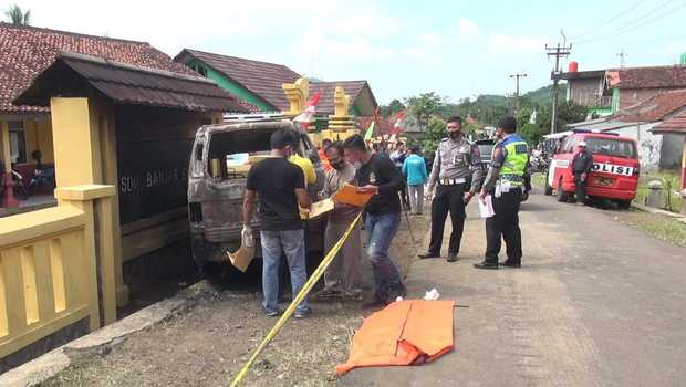 Sebuah mobil angkot ludes terbakar di Kampung Cikupa, Desa Cirangkong, Kecamatan Cijambe, Kabupaten Subang, Jawa Barat, Sabtu 25 Juni 2022. (Foto: istimewa)