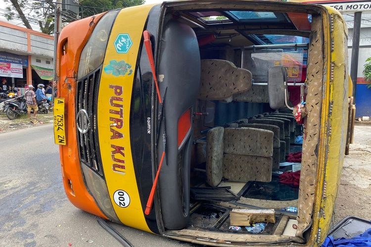 Kecelakaan bus KJU di Jalan Bypass Soekarno-Hatta Rangkasbitung, Minggu (26/6).(KOMPAS.COM/ACEP NAZMUDIN)