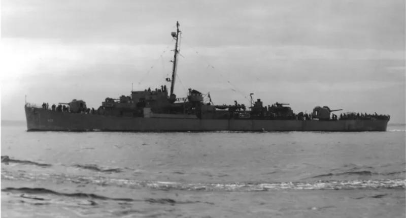 Kapal USS Samuel B Robert sebelum tenggelam (US NAVY)
