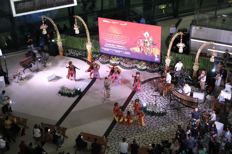 Parade budaya di Bandara Soetta