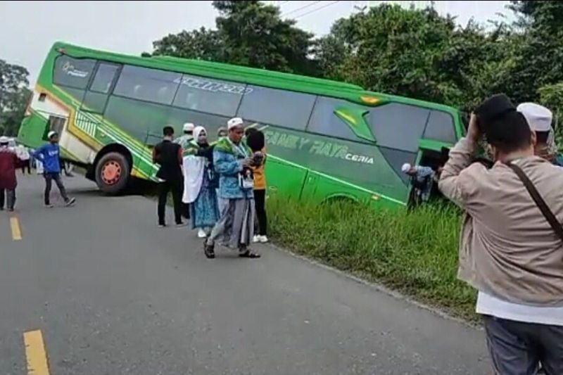 Bus yang membawa rombongan calon jemaah haji (CJH) asal Jambi mengalami kecelakaan di Kacamatan Batin. (Foto:Antara)