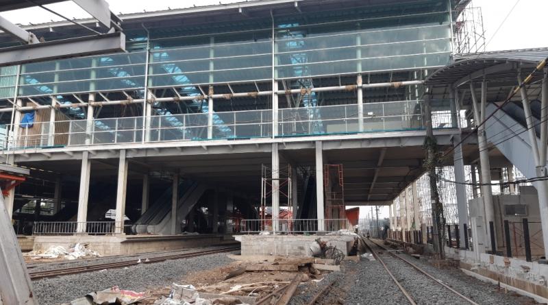 Pengerjaan proyek sebelah selatan Stasiun Bekasi hampir rampung. Sejumlah pekerja masih melakukan pengerjaan di setiap area proyek, Senin (27/6/2022).