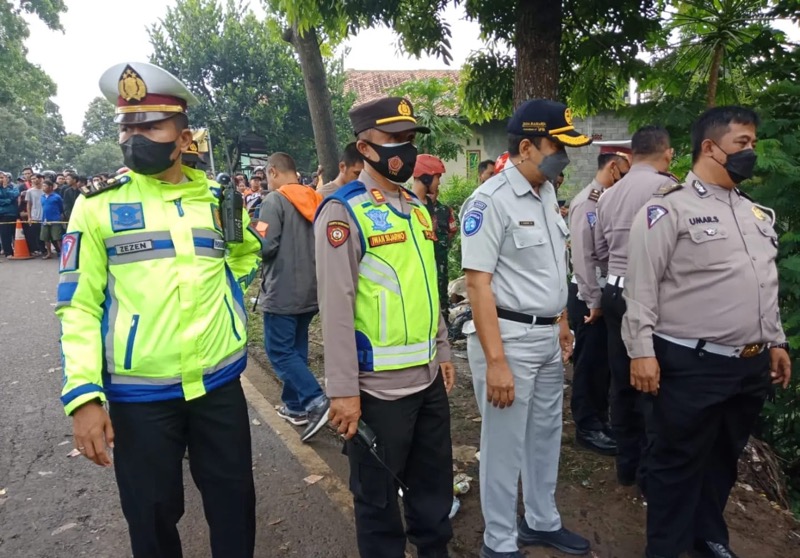 Sabtu dini hari sekitar pukul 00.30 wib, telah terjadi Laka Lantas Bus Pariwisata City Trans Utama dengan nomor polisi B 7001 TGA jatuh terperosok ke jurang di daerah Rajapolah Kabupaten Tasikmalaya. Foto: istimewa.