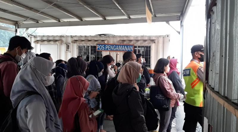 Penumpang KRL hendak melintasi rel di Stasiun Bekasi, Senin (27/6/2022) pagi.