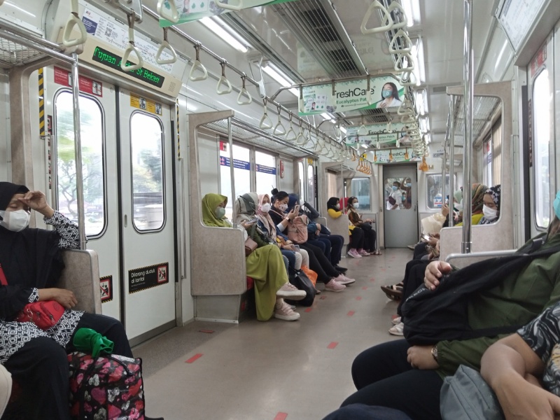 Suasana di KRL Tanahabang-- Bekasi lengang