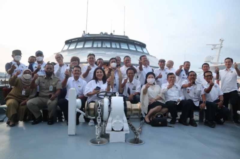 Pengurus INSA bersama Bupati Pulau Tidung di salah satu Yatch di Marina Batavia