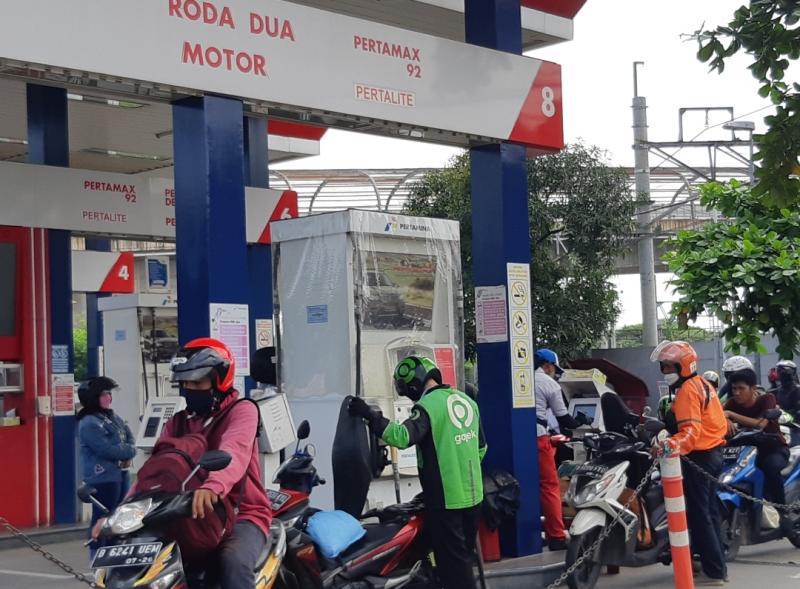 Pengguna sepeda motor mengantre untuk mengisi bahan bakar di SPBU Jalan Juanda Kota Bekasi, Jawa Barat, Rabu (29/6/2022).