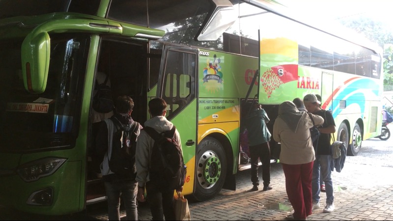 Penumpan bus Gunung Harta di pool Bekasi Timur, Rabu (29/6/2022). Foto: BeritaTrans.com.