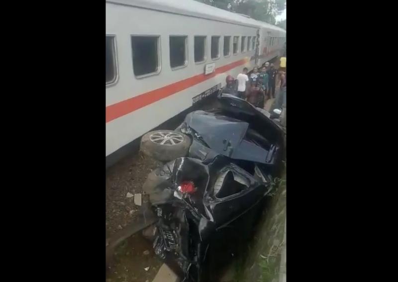 Kecelakaan KA seruduk mobil di Cianjur, Rabu (29/6/2022).