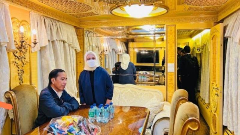 Presiden Joko Widodo bersama istrinya berada di kereta untuk ke Ukraina.