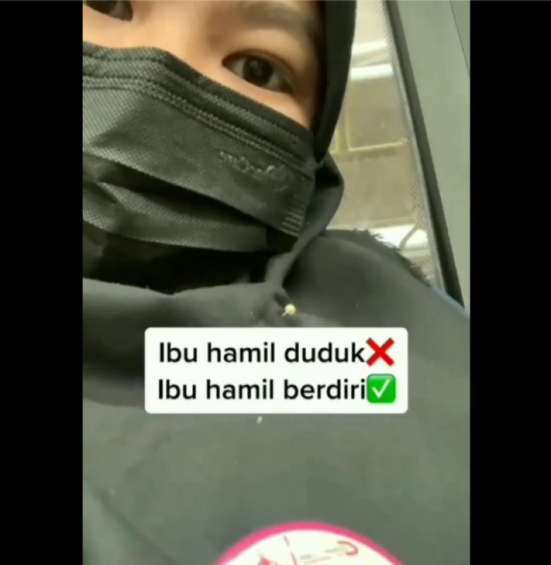 Penumpang wanita itu terlihat mengenakan pin ibu hamil, sehingga laik mendapatkan kursi prioritas di dalam bus Transjakarta. Foto: tangkapan laya/Instagram @kabar.jaktim.