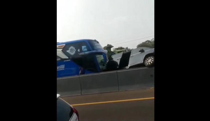 Potongan video kecelakaan beruntun lima kendaraan di Tol Cikampek, Kamis (30/6/2022).