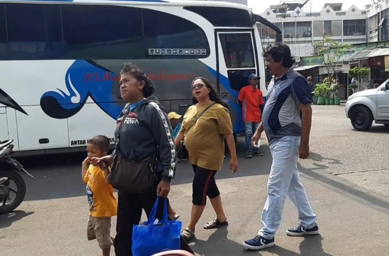 Penumpang bus berdatangan di Terminal Bekasi untuk berangkat, Kamis (30/6/2022).