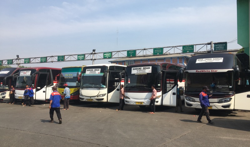 Bus Primajasa di area keberangkatan Terminal Bekasi, Jumat (1/7/2022). Foto: BeritaTrans.com.