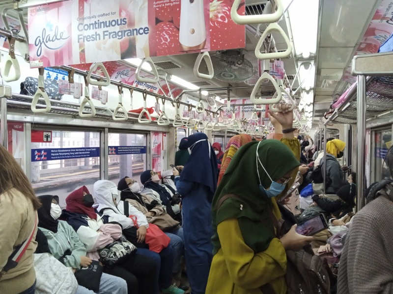 Penumpang KRL dari Stasiun Bojong Gede menuju Jakarta