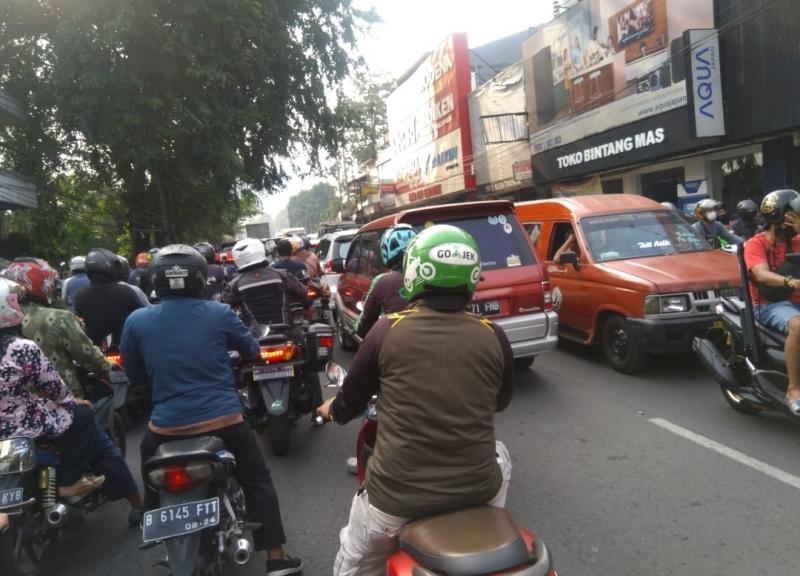 Kendaraan memadati arus lalu lintas di Jalan Juanda Kota Bekasi, Sabtu (2/7/2022).
