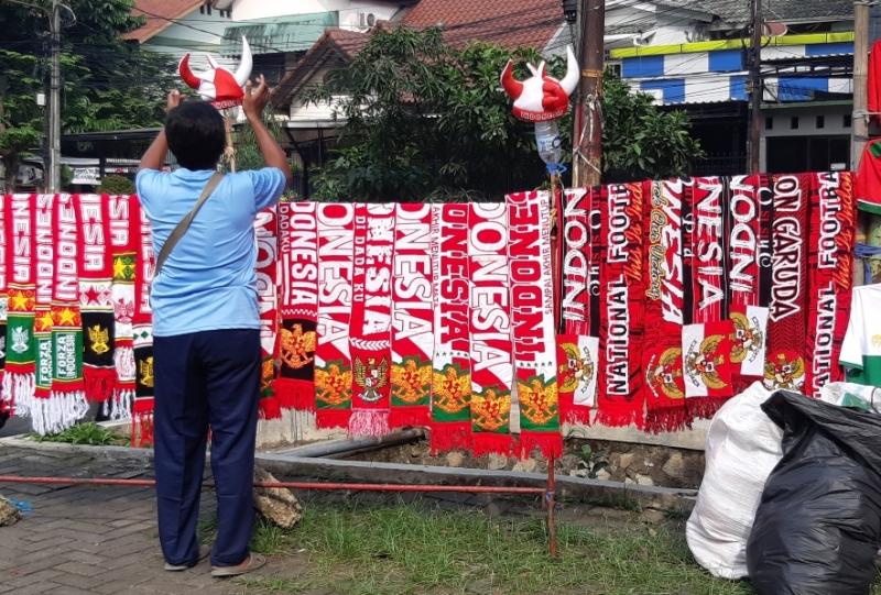 Pedagang marchandise menggelar lapak dagangan di Stasion Patriot Candrabhaga, Kota Bekasi pada pergelaran sepak bola Piala AFF U-19, Sabtu (2/7/2022).