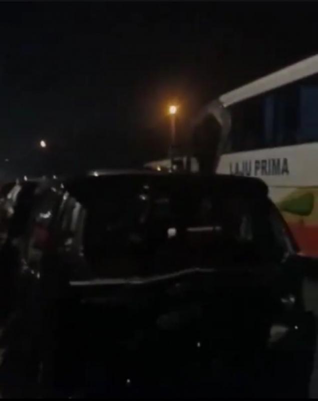 Bus Laju Prima yang terlibat kecelakaan beruntun di Tol Cipularang pada Minggu (26/6/2022). Foto: tangkapan layar/istimewa.