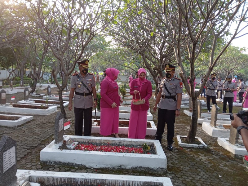 Polres Metro Bekasi Kota melaksanakan upacara Ziarah dan tabur bunga dalam memperingati  HUT Bhayangkara Ke-76.  Kapolres Metro Bekasi Kota Kombes Pol Hengki, bertindak langsung menjadi pemimpin upacara tabur bunga dan Ziarah di Taman Makam Pahlawan (TMP) Bulak Kapal, Bekasi Timur, Jumat (1/7/2022). Foto: istimewa.