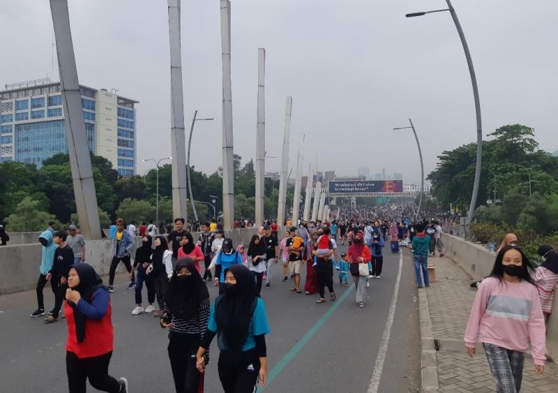 Ribuan masyarakat mendatangi area CFD Kota Bakasi, Jawa Barat, Ahad (3/7/2022).