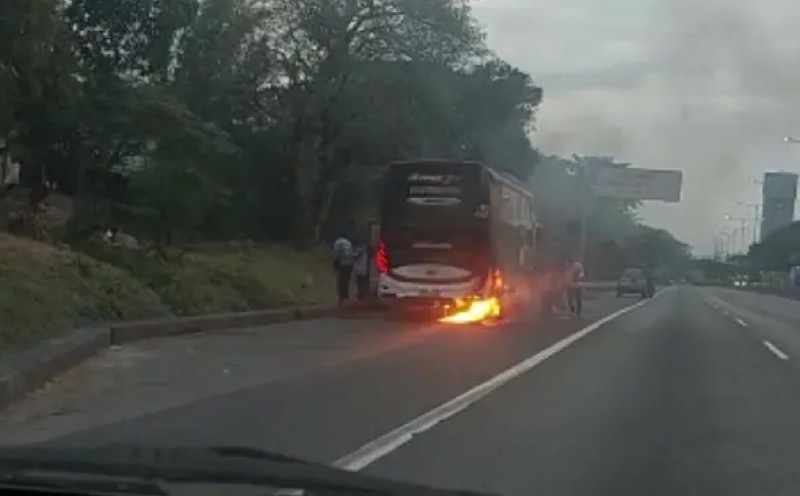 Bus pariwisata terbakar di Tol Perak-Satelit, Surabaya. Foto: istimewa.