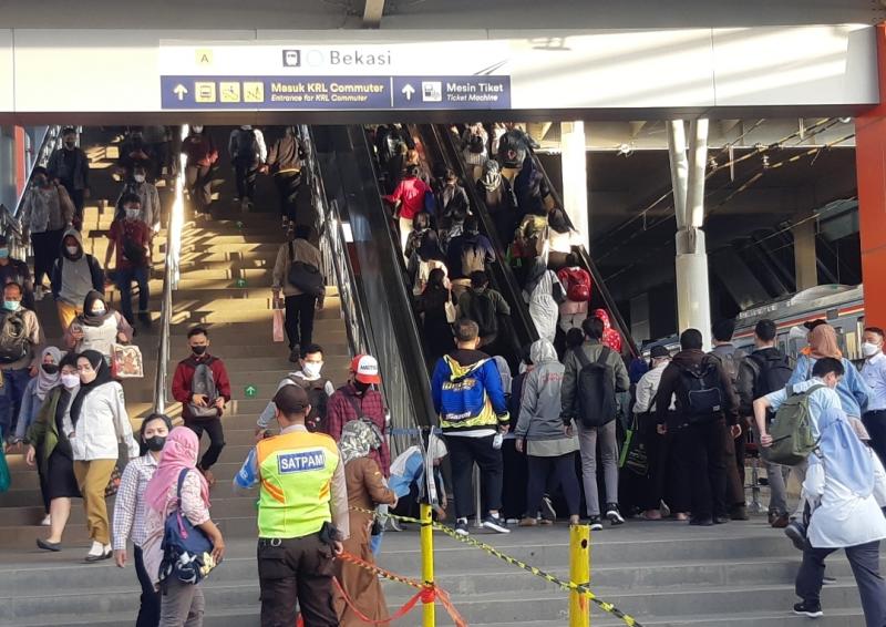 Area pintu masuk gedung baru Stasiun Bekasi tampak ramai penumpang keluar masuk, Senin (4/7/2022).