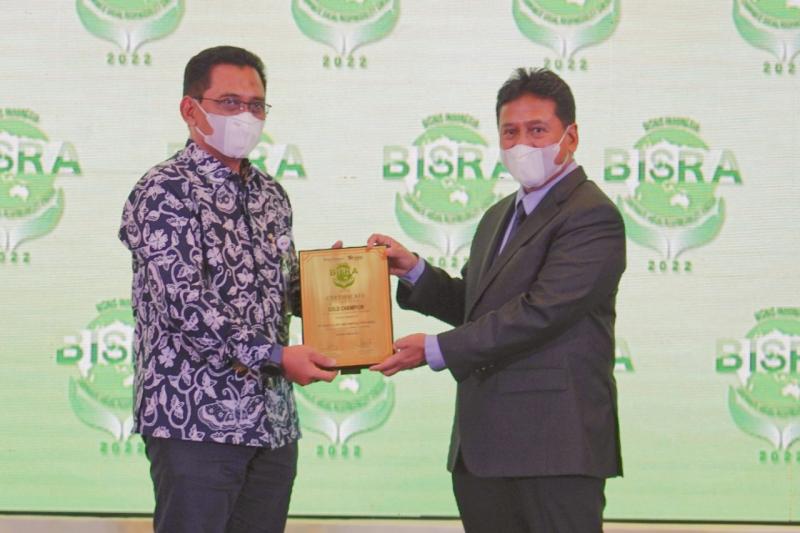 EVP Corporate Secretary KAI Asdo Artriviyanto saat meneria penghargaan dari Presiden Komisaris Bisnis Indonesia Hariyadi Budi Santoso Sukamdani.