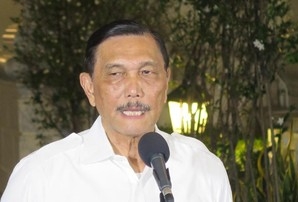 Menkomarinves Luhut Panjaitan mengatakan pemberlakuan vaksin booster sebagai syarat perjalanan dan masuk mal diterapkan paling lama dua minggu lagi. (CNN Indonesia/Feri Agus Setyawan).