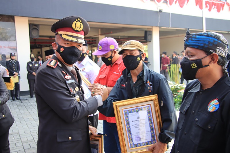 Puncak perayaan HUT Bhayangkara ke-76, Polres Metro Bekasi Kota berikan penghargaan kepada insan media yang meliput di wilayah hukum Polres Metro Bekasi Kota. Foto: istimewa.